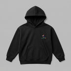 Siyah renkli, Oeko-Tex sertifikalı kalın polar çocuk kapüşonlu sweatshirt. Göğüs kısmında şık, minimal ve rahatsız etmeyen ufak ebatlı "scootera binen çocuk" nakış detayı bulunur. İçi şardonlu dokusu çocukları kışın sıcak tutarken nefes alan yapısıyla terletmez. Fermuarsız tasarımı, kanguru cebi ve birinci sınıf Alman nakış ipliği kullanılarak özenle işlenmiş, konforlu ve sade premium çocuk kışlık giyim parçası.