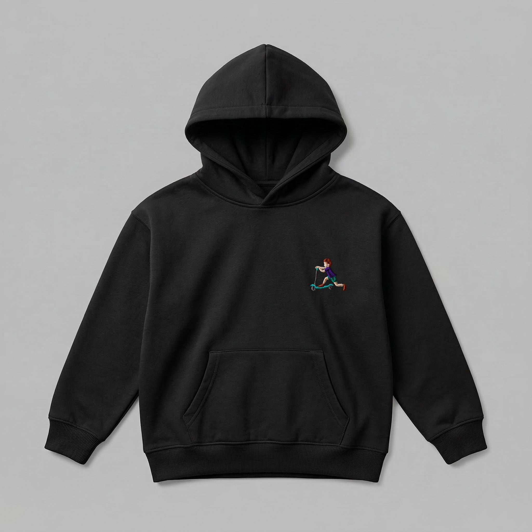 Siyah renkli, Oeko-Tex sertifikalı kalın polar çocuk kapüşonlu sweatshirt. Göğüs kısmında şık, minimal ve rahatsız etmeyen ufak ebatlı "scootera binen çocuk" nakış detayı bulunur. İçi şardonlu dokusu çocukları kışın sıcak tutarken nefes alan yapısıyla terletmez. Fermuarsız tasarımı, kanguru cebi ve birinci sınıf Alman nakış ipliği kullanılarak özenle işlenmiş, konforlu ve sade premium çocuk kışlık giyim parçası.