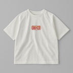 Ekru renkli, reglan kollu, omuzdan çıtçıtlı bebek tişörtü. Göğüs kısmında AC/DC logosu stilinde "AB/CD" nakışı bulunmaktadır.