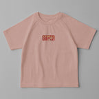 Gül kurusu (pembe) renkli, reglan kollu, omuzdan çıtçıtlı bebek tişörtü. Göğüs kısmında AC/DC logosu stilinde "AB/CD" nakışı bulunmaktadır.