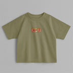Haki yeşili, reglan kollu, omuzdan çıtçıtlı bebek tişörtü. Göğüs kısmında AC/DC logosu stilinde "AB/CD" nakışı bulunmaktadır.