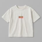 Ekru renkli, oversize kesim, 1-5 yaş için pamuklu çocuk tişörtü. Göğüs kısmında AC/DC logosu stilinde "AB/CD" nakışı bulunmaktadır.