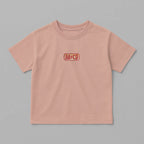 Gül kurusu (pembe) renkli, oversize kesim, 1-5 yaş için pamuklu çocuk tişörtü. Göğüs kısmında AC/DC logosu stilinde "AB/CD" nakışı bulunmaktadır.