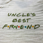 Açık bej renkli %100 pamuklu müslin çocuk kimono takımı. Göğüs kısmında yeşil iplik ve çok renkli noktalarla işlenmiş eğlenceli "UNCLE'S BEST FRIEND" nakışı yer alır. Bebek ve çocukların hassas cildine dost, nefes alan ve terletmeyen hafif dokusuyla sıcak aylar için ideal, konforlu premium müslin takım.