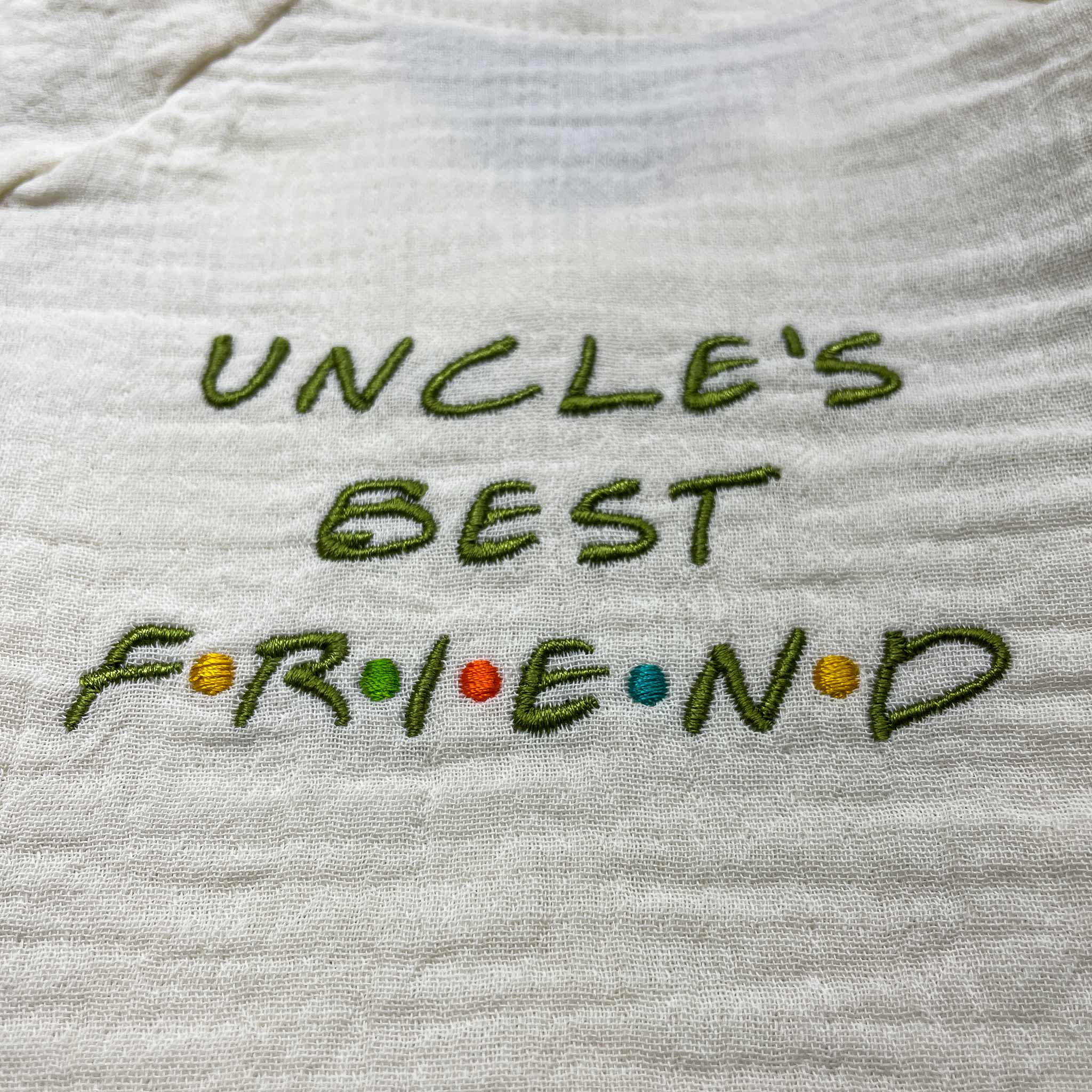 Açık bej renkli %100 pamuklu müslin çocuk kimono takımı. Göğüs kısmında yeşil iplik ve çok renkli noktalarla işlenmiş eğlenceli "UNCLE'S BEST FRIEND" nakışı yer alır. Bebek ve çocukların hassas cildine dost, nefes alan ve terletmeyen hafif dokusuyla sıcak aylar için ideal, konforlu premium müslin takım.
