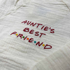 Doğal bej (ekru) renginde, %100 pamuklu müslin çocuk kimono takımı. Göğüs kısmında kırmızı iplik ve renkli noktalarla işlenmiş eğlenceli "AUNTIE'S BEST FRIEND" nakışı yer alır. Hassas ciltlere dost, nefes alan ve terletmeyen hafif dokusuyla öne çıkan, konforlu premium bebek ve çocuk takımı.