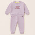Lila (leylak) renkli, sweatshirt ve pantolondan oluşan "Auntie's Best Friend" baskılı, omuzdan çıtçıtlı pamuklu bebek eşofman takımı.