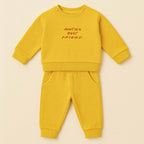 Hardal sarısı renkli, sweatshirt ve pantolondan oluşan "Auntie's Best Friend" baskılı, omuzdan çıtçıtlı pamuklu bebek eşofman takımı.