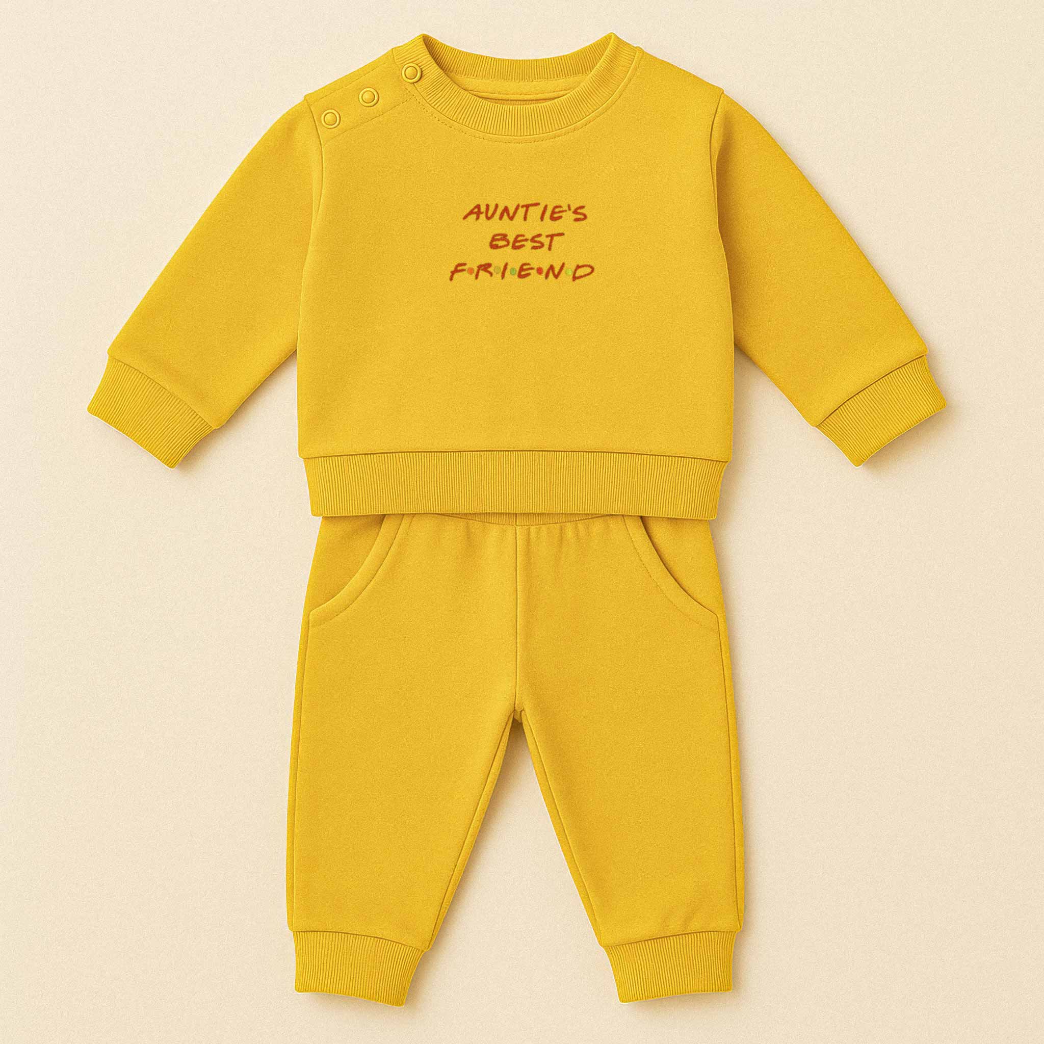 Hardal sarısı renkli, sweatshirt ve pantolondan oluşan "Auntie's Best Friend" baskılı, omuzdan çıtçıtlı pamuklu bebek eşofman takımı.