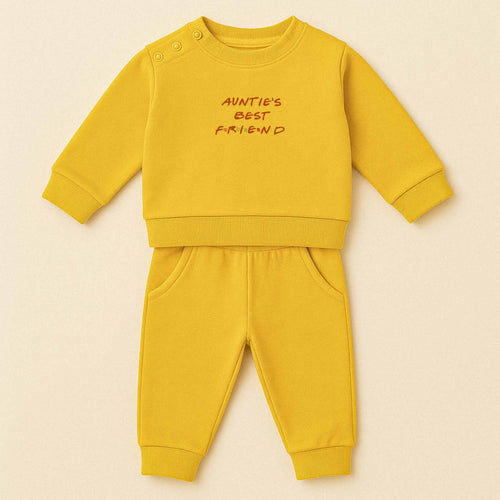 Hardal sarısı renkli, sweatshirt ve pantolondan oluşan "Auntie's Best Friend" baskılı, omuzdan çıtçıtlı pamuklu bebek eşofman takımı.