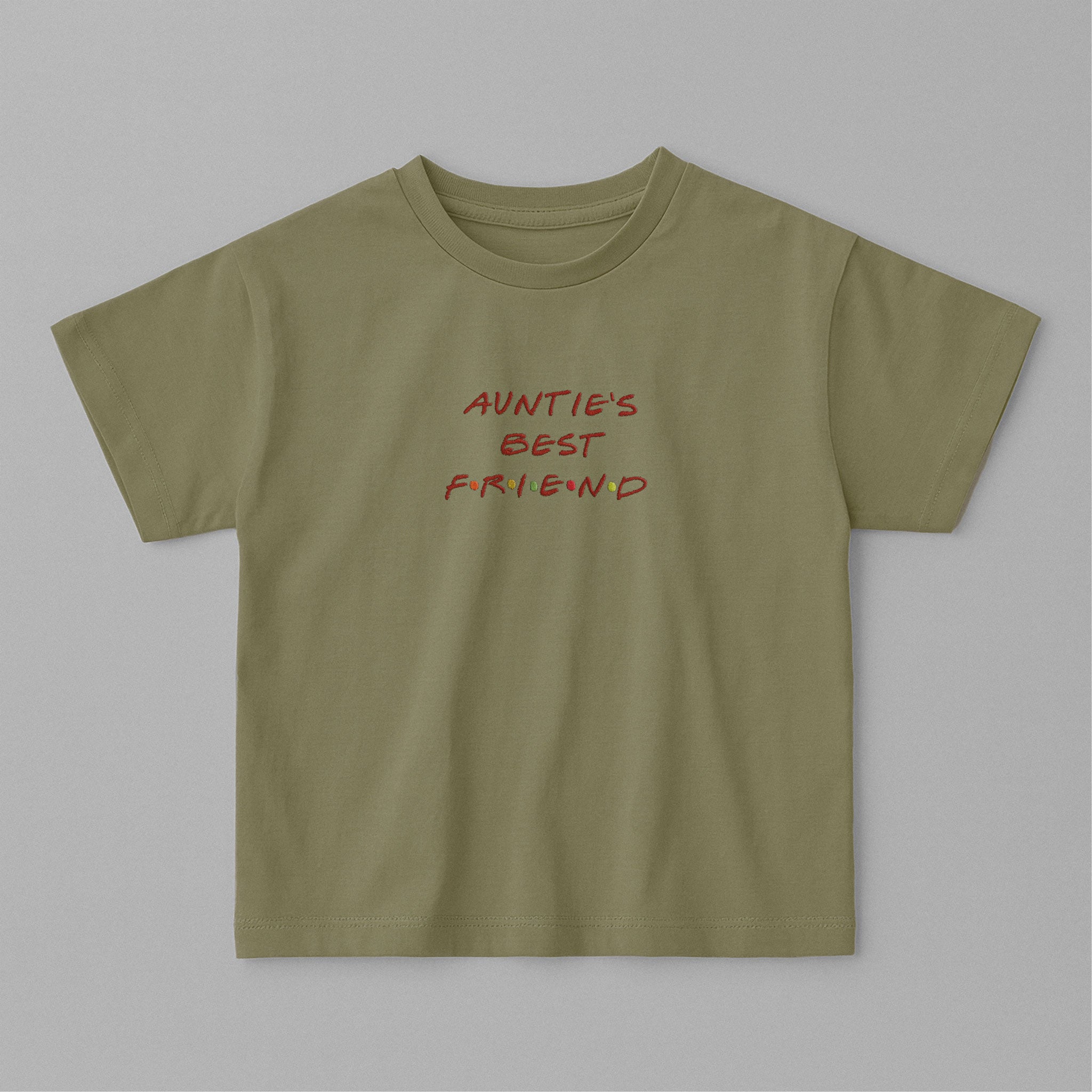 Haki yeşili, oversize kesim, üzerinde kırmızı ve renkli noktalı Friends dizisi fontuyla 'AUNTIE'S BEST FRIEND' nakışı bulunan pamuklu çocuk tişörtü.
