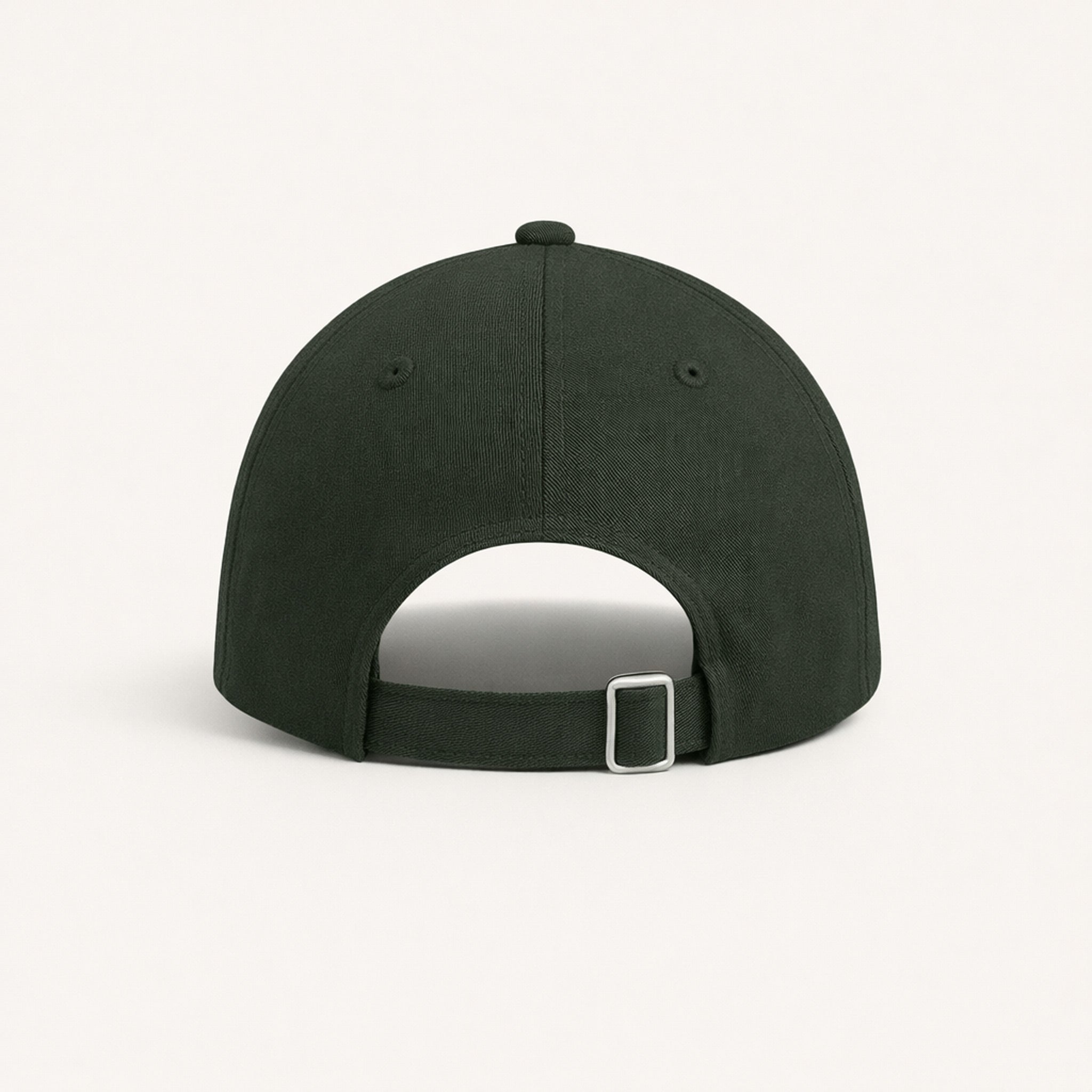 Mint yeşili şapkanın arkadan görünümü, gümüş renkli metal tokalı ayarlanabilir kayış detayı.