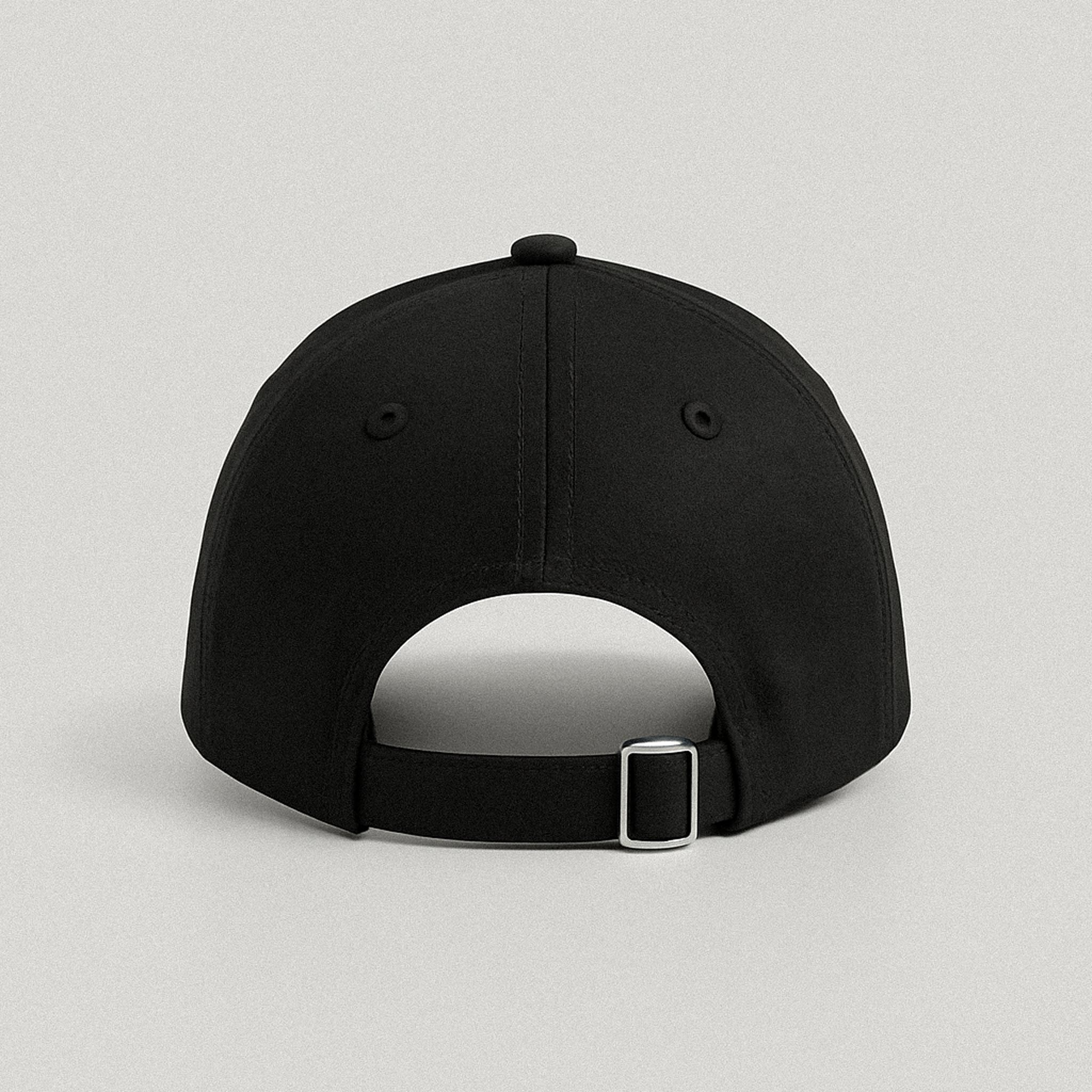 Siyah renkli şapkanın arkadan görünümü, gümüş renkli metal tokalı ayarlanabilir kayış detayı.