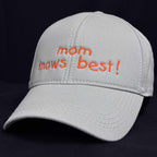 Bej (kum rengi) %100 pamuklu premium anne şapkası. Ön panelinde siyah iplikle "Mom knows best!" yazısı ve kalp nakışı, Oeko-Tex onaylı kumaş üzerine işlenmiştir. Nefes alan ve terletmeyen dokusuyla üstün konfor sunar. Hem şık hem de esprili tasarımıyla anneler için harika bir günlük giyim aksesuarı.