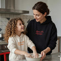 Tek sayfadan kombinlenebilen fermuarsız Better Together aile hoodie seti. Anne için siyah üzerine kırmızı, çocuk için krem üzerine turuncu nakışlı premium tasarım. İçi kalın şardonlu polar dokusu ve yüksek kalite Alman işçiliğiyle aileyi sıcak tutan, terletmeyen ebeveyn-çocuk kombini.
