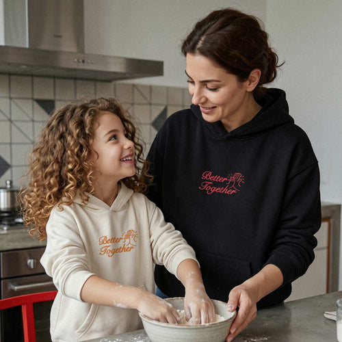 Tek sayfadan kombinlenebilen fermuarsız Better Together aile hoodie seti. Anne için siyah üzerine kırmızı, çocuk için krem üzerine turuncu nakışlı premium tasarım. İçi kalın şardonlu polar dokusu ve yüksek kalite Alman işçiliğiyle aileyi sıcak tutan, terletmeyen ebeveyn-çocuk kombini.