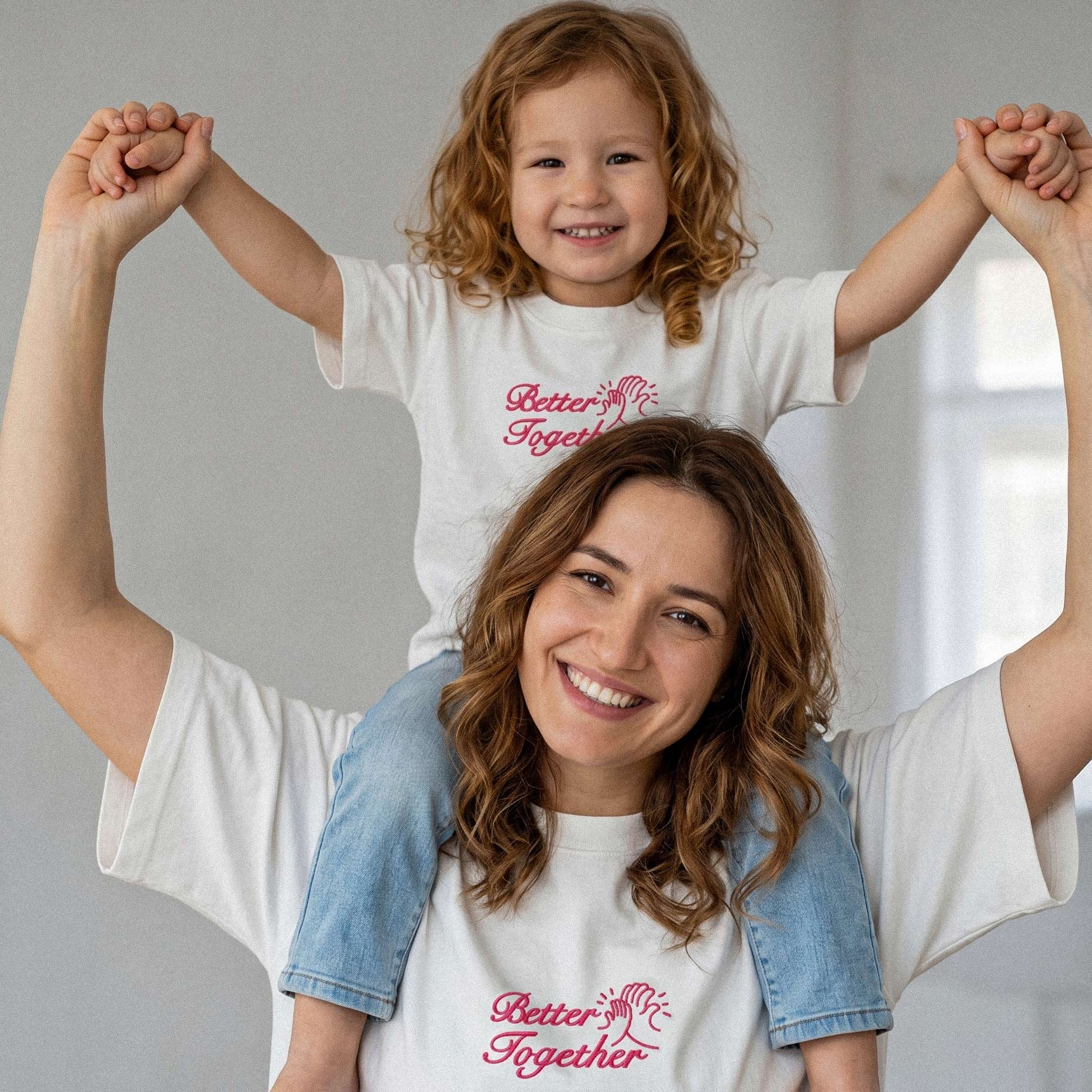 Aile boyu takım yapılabilen beyaz renkli Better Together nakışlı tişört seti kullanım görseli. Yetişkin modeli için dökümlü loose fit kesim, çocuk modeli için ise hareket özgürlüğü sağlayan oversize kalıp kullanılmıştır. Pembe iplikle işlenen yüksek kalite Alman nakış detaylarına sahiptir. Oeko-Tex onaylı %100 pamuklu pürüzsüz dokusu cilde nefes aldırır ve terlemeyi önler. Tek bir ekrandan tüm aile bireyleri için beden seçimi yapılabilen uzun ömürlü ve dayanıklı pamuklu tişört kombini.