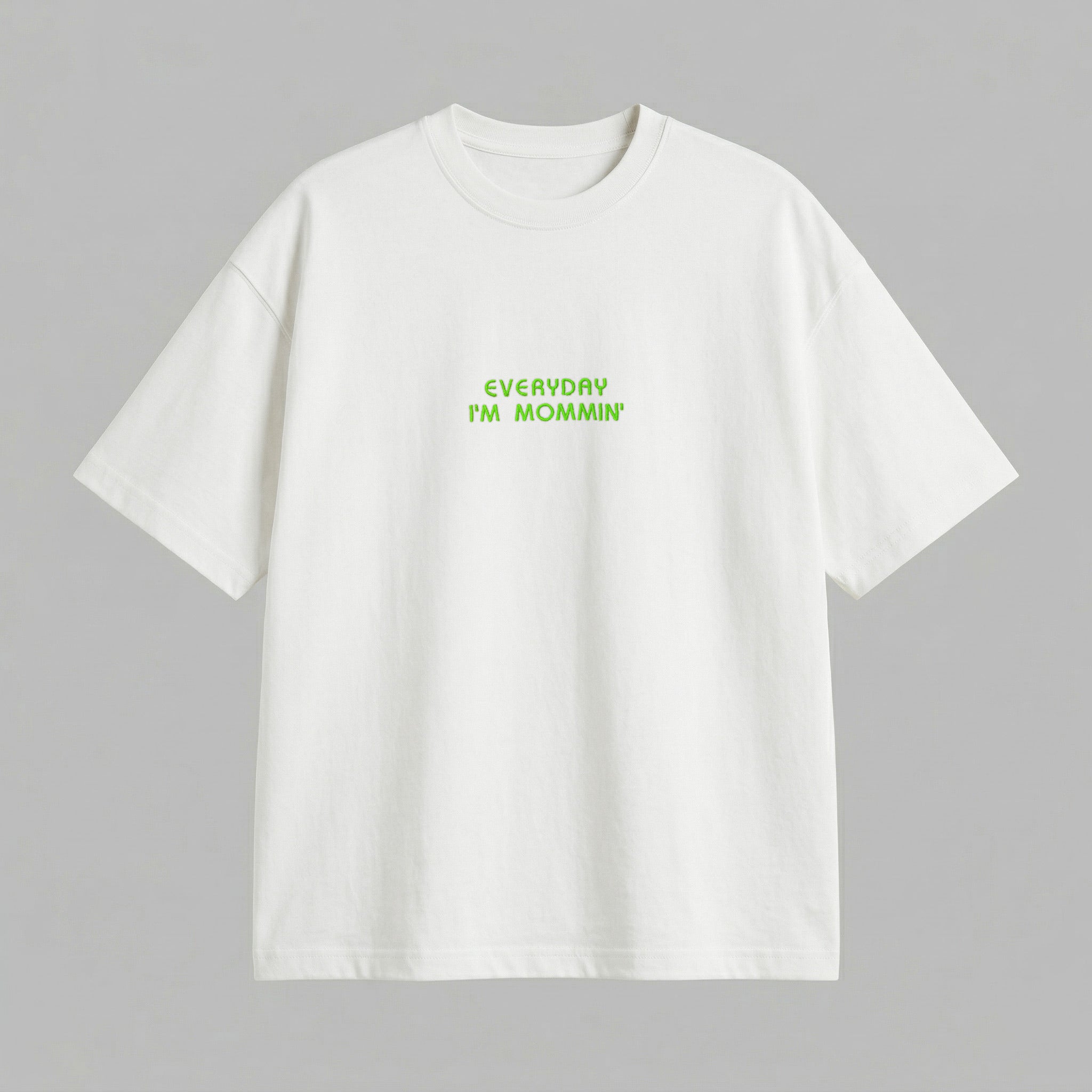 Beyaz renkli, %100 pamuklu Oeko-Tex sertifikalı premium yetişkin oversize t-shirt. Üzerinde canlı neon renklerle işlenmiş "everyday i'm mommin'" nakışı bulunur. Heavyweight kumaşı tok bir duruş sağlarken nefes alan yapısı terletmez. Anneler için tasarlanmış şık, konforlu ve esprili günlük giyim ürünü. Yüksek kaliteli Alman nakış işçiliği ile uzun ömürlü kullanım sunar.