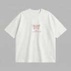Annelere özel tasarlanmış, göğsünde yaratıcı "MOM is a reflection of WOW" yansıma nakışı bulunan beyaz renkli premium loose fit kadın tişörtü. Oeko-Tex sertifikalı %100 pamuklu heavyweight kumaşı sayesinde dökümlü ve tok bir duruş sergiler. Yüksek kalite Alman nakış işçiliği ile işlenmiştir. Nefes alan dokusuyla terletmez, geniş ribana yakası ve rahat kesimiyle gün boyu üstün konfor sağlayan uzun ömürlü günlük giyim parçasıdır.