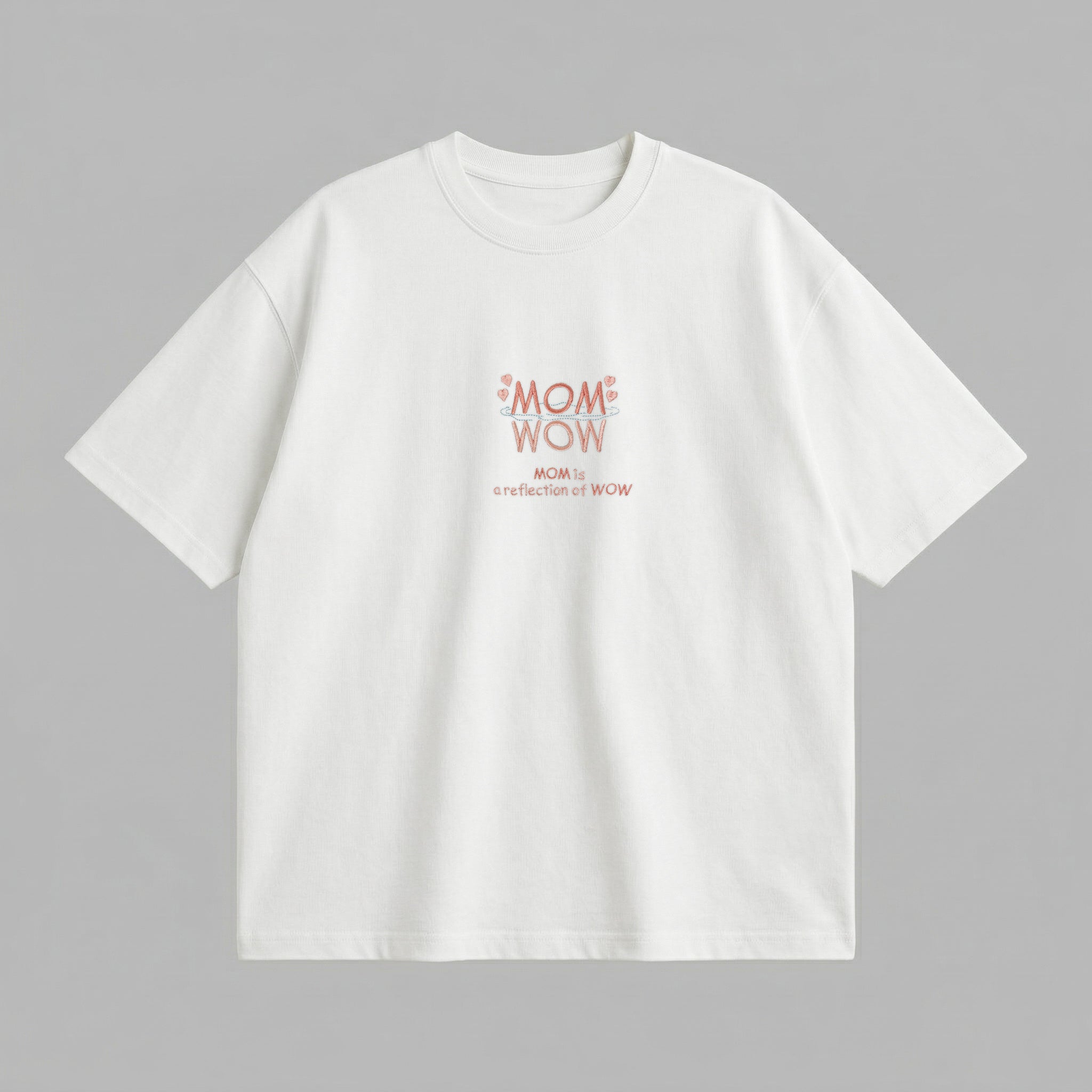 Annelere özel tasarlanmış, göğsünde yaratıcı "MOM is a reflection of WOW" yansıma nakışı bulunan beyaz renkli premium loose fit kadın tişörtü. Oeko-Tex sertifikalı %100 pamuklu heavyweight kumaşı sayesinde dökümlü ve tok bir duruş sergiler. Yüksek kalite Alman nakış işçiliği ile işlenmiştir. Nefes alan dokusuyla terletmez, geniş ribana yakası ve rahat kesimiyle gün boyu üstün konfor sağlayan uzun ömürlü günlük giyim parçasıdır.