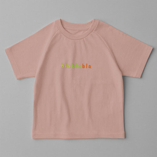 Gül kurusu (pembe) renkli, reglan kollu, omuzdan çıtçıtlı bebek tişörtü. Göğüs kısmında renkli ipliklerle "blablabla" nakışı bulunmaktadır.