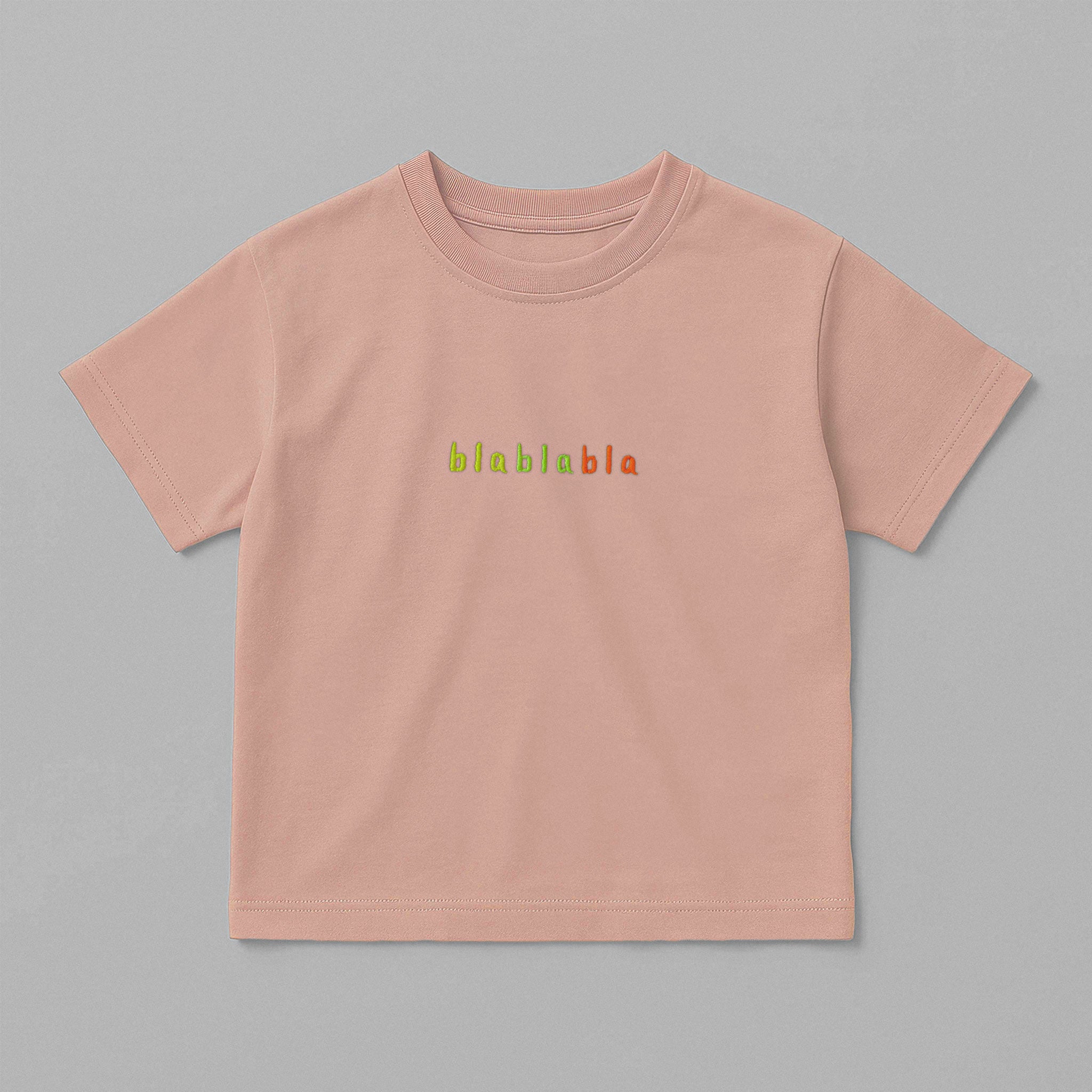 Gül kurusu (pembe) renkli, oversize kesim, 1-5 yaş için pamuklu çocuk tişörtü. Göğüs kısmında renkli ipliklerle "blablabla" nakışı bulunmaktadır.