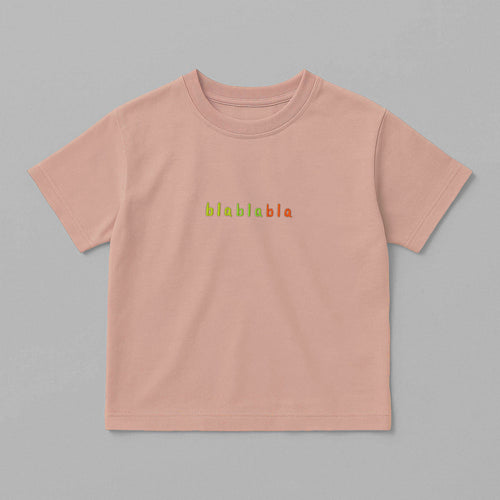 Gül kurusu (pembe) renkli, oversize kesim, 1-5 yaş için pamuklu çocuk tişörtü. Göğüs kısmında renkli ipliklerle "blablabla" nakışı bulunmaktadır.