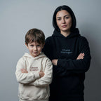Tek sayfadan kombinlenebilen fermuarsız aile hoodie seti. Anne için siyah üzerine mavi "Chaos Manager", çocuk için krem üzerine kahverengi "Chaos Creator" nakışlı premium tasarım. İçi kalın şardonlu polar dokusu ve yüksek kalite Alman işçiliğiyle aileyi sıcak tutan, terletmeyen eğlenceli ebeveyn-çocuk kombini.