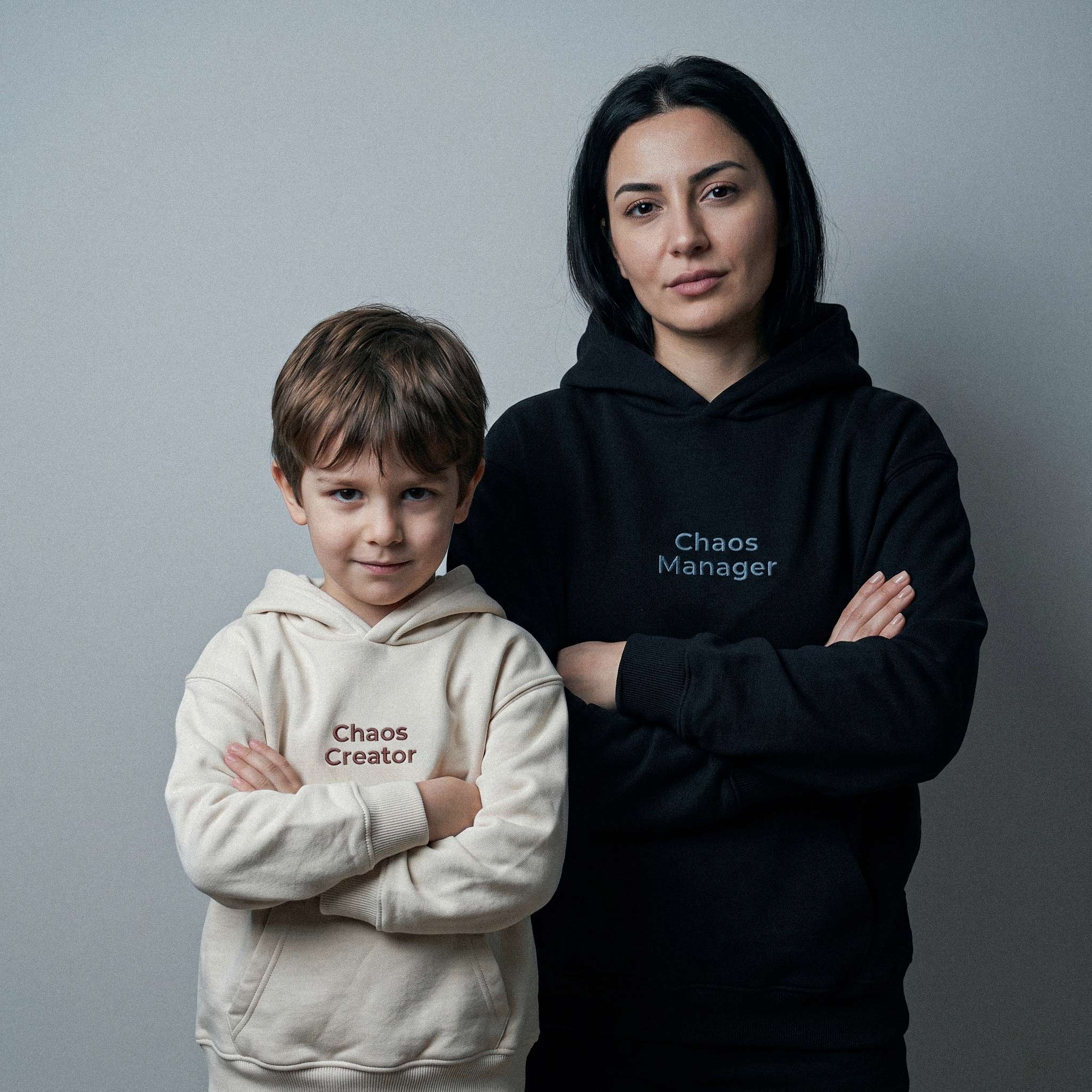 Tek sayfadan kombinlenebilen fermuarsız aile hoodie seti. Anne için siyah üzerine mavi "Chaos Manager", çocuk için krem üzerine kahverengi "Chaos Creator" nakışlı premium tasarım. İçi kalın şardonlu polar dokusu ve yüksek kalite Alman işçiliğiyle aileyi sıcak tutan, terletmeyen eğlenceli ebeveyn-çocuk kombini.