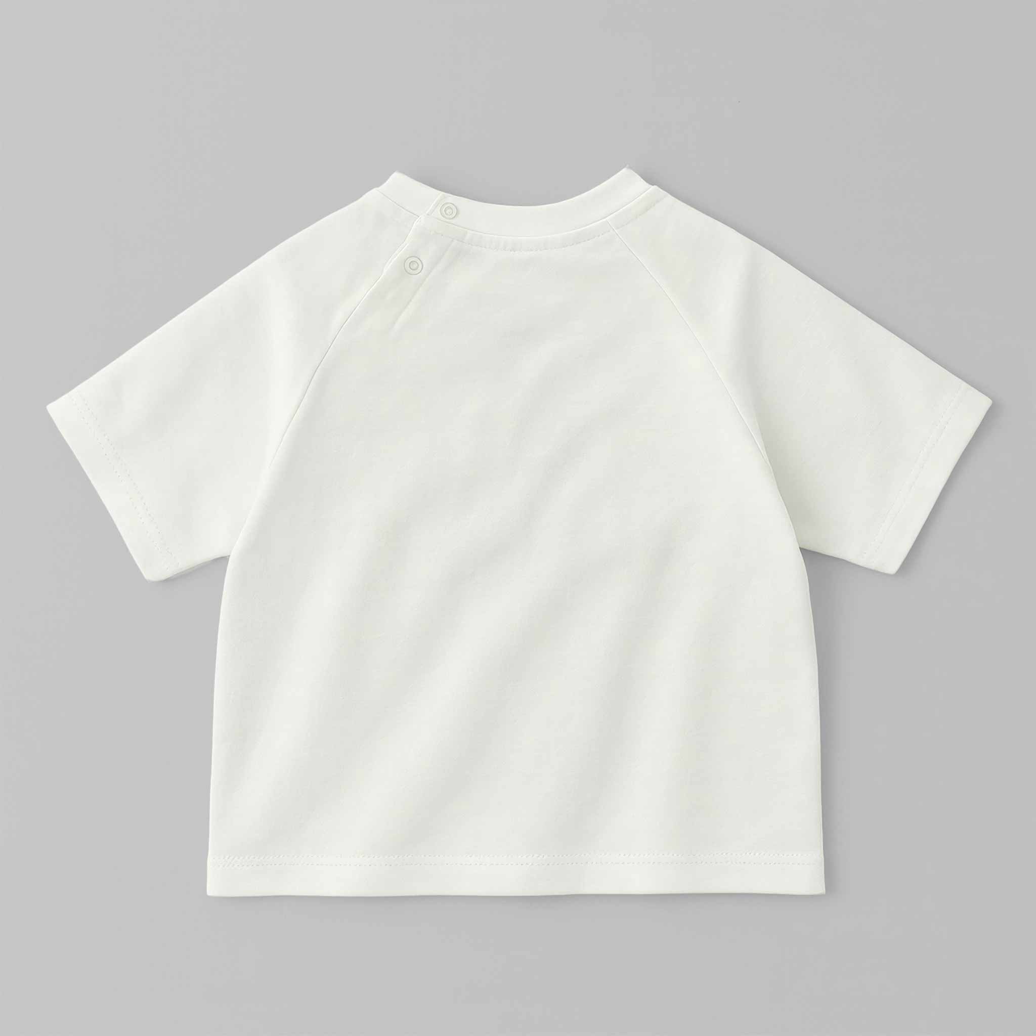 Ekru renkli, reglan kollu bebek tişörtünün omuz kısmındaki çıtçıtları gösteren arka görünümü.