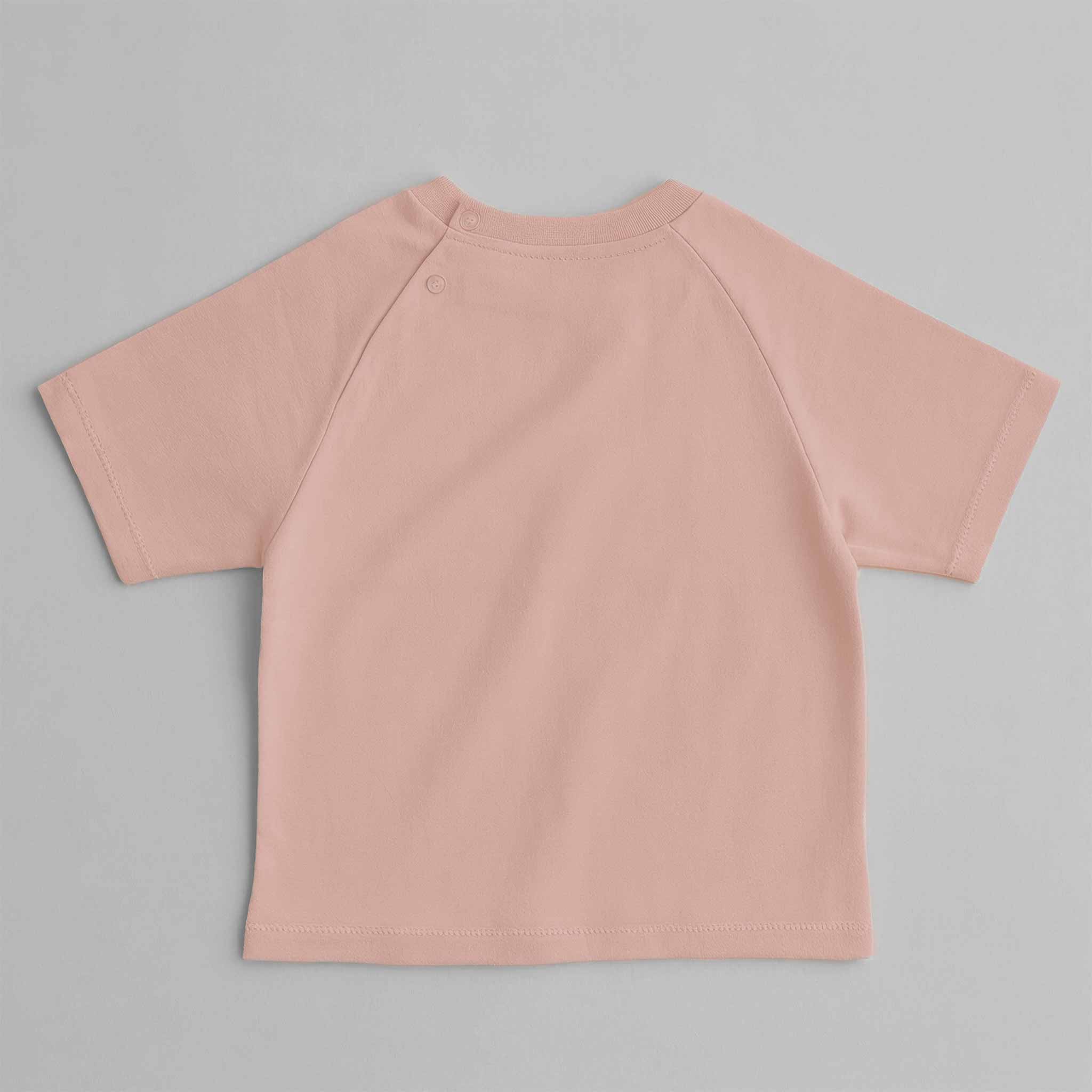 Gül kurusu renkli, reglan kollu bebek tişörtünün omuz kısmındaki çıtçıtları gösteren arka görünümü.