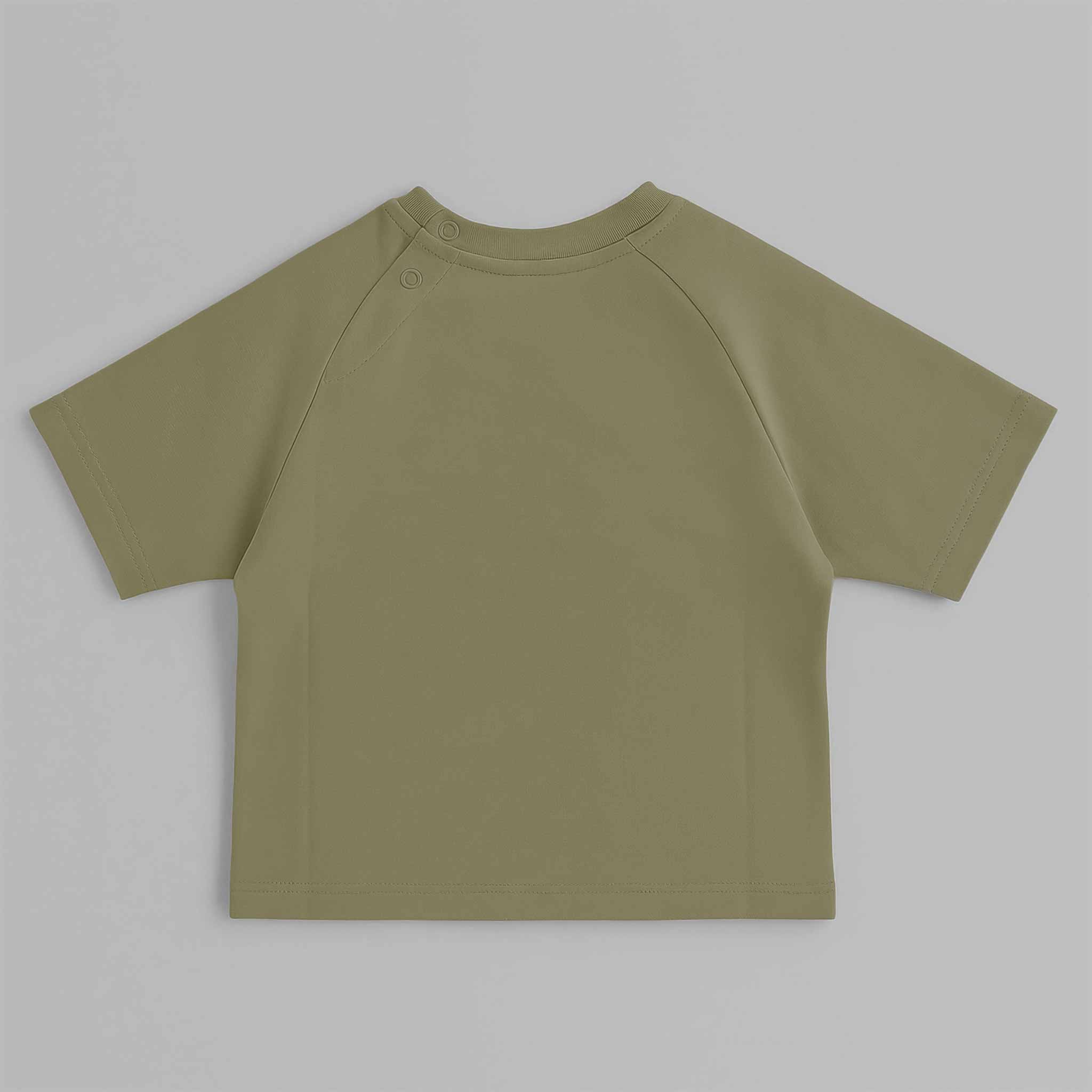 Haki yeşili, reglan kollu bebek tişörtünün omuz kısmındaki çıtçıtları gösteren arka görünümü.