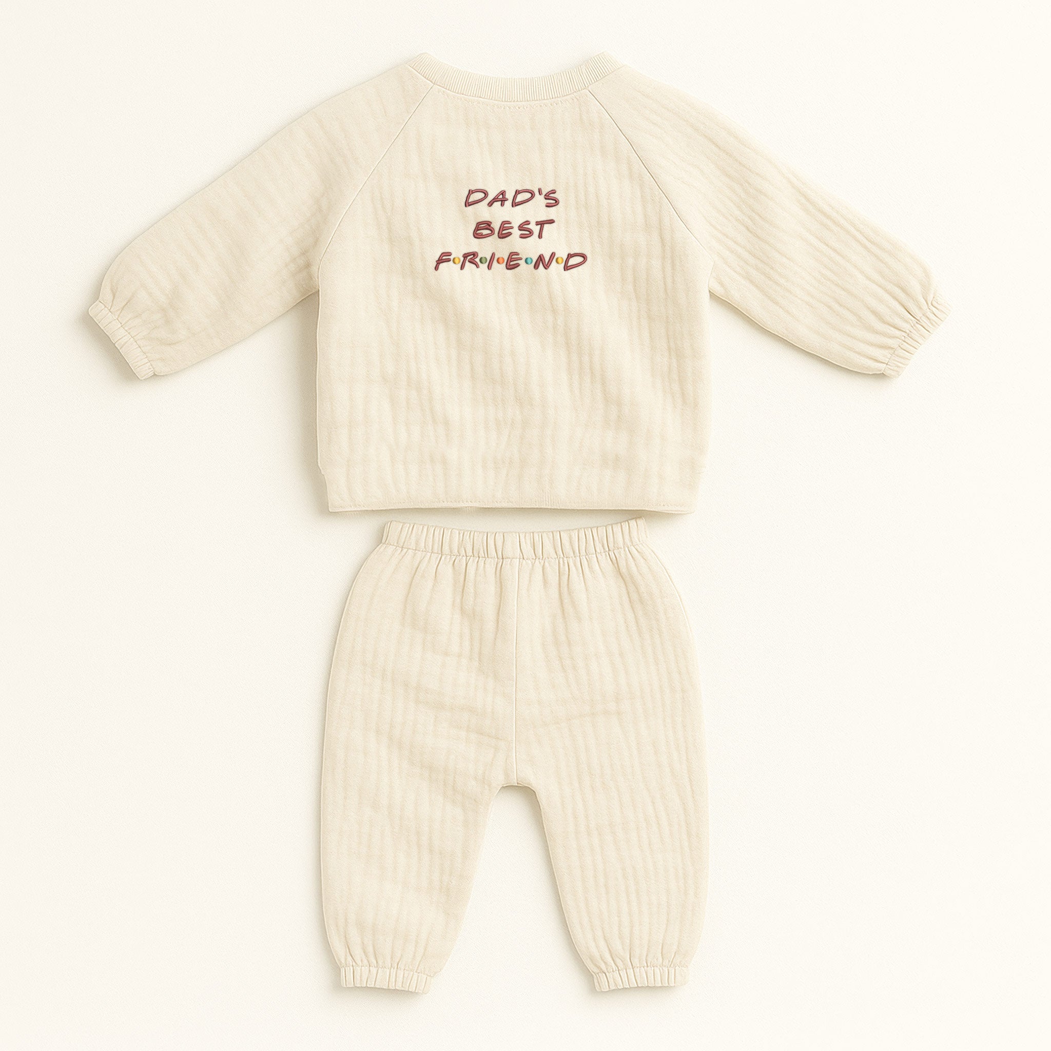 Ekru renkli, %100 pamuklu Oeko-Tex sertifikalı premium müslin kumaştan çocuk alt-üst kimono takımı. Üst parçasında kırmızı renkli "DAD'S BEST" yazısı ve hemen altında renkli noktalarla detaylandırılmış "F.R.I.E.N.D" nakışı bulunur. Yüksek kalite Alman nakış işçiliği ile özenle üretilmiştir. Doğal, nefes alan ve terletmeyen hafif müslin dokusu ile esnek belli dökümlü alt parçası çocuklara maksimum hareket özgürlüğü sunar. Babalar ve çocukları için anlamlı, konforlu ve şık günlük takım.