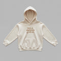 2-7 yaş arası çocuklar için ekru renkli, premium oversize kapüşonlu sweatshirt. Göğüs kısmında yüksek kalite Alman nakış işçiliğiyle hazırlanan yıldız detaylı 'I AM A STAR BECAUSE I JUST AM' tasarımı yer alır. %100 pamuklu, Oeko-Tex sertifikalı ağır gramajlı (heavyweight) tok kumaşı, soğuk günlerde rüzgarı keserken cilde nefes aldırır. Geniş kanguru cebi ve esnek manşetleri çocuklara oyun oynarken maksimum konfor ve hareket özgürlüğü sunar.