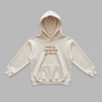 2-7 yaş arası çocuklar için ekru renkli, premium oversize kapüşonlu sweatshirt. Göğüs kısmında yüksek kalite Alman nakış işçiliğiyle hazırlanan yıldız detaylı 'I AM A STAR BECAUSE I JUST AM' tasarımı yer alır. %100 pamuklu, Oeko-Tex sertifikalı ağır gramajlı (heavyweight) tok kumaşı, soğuk günlerde rüzgarı keserken cilde nefes aldırır. Geniş kanguru cebi ve esnek manşetleri çocuklara oyun oynarken maksimum konfor ve hareket özgürlüğü sunar.