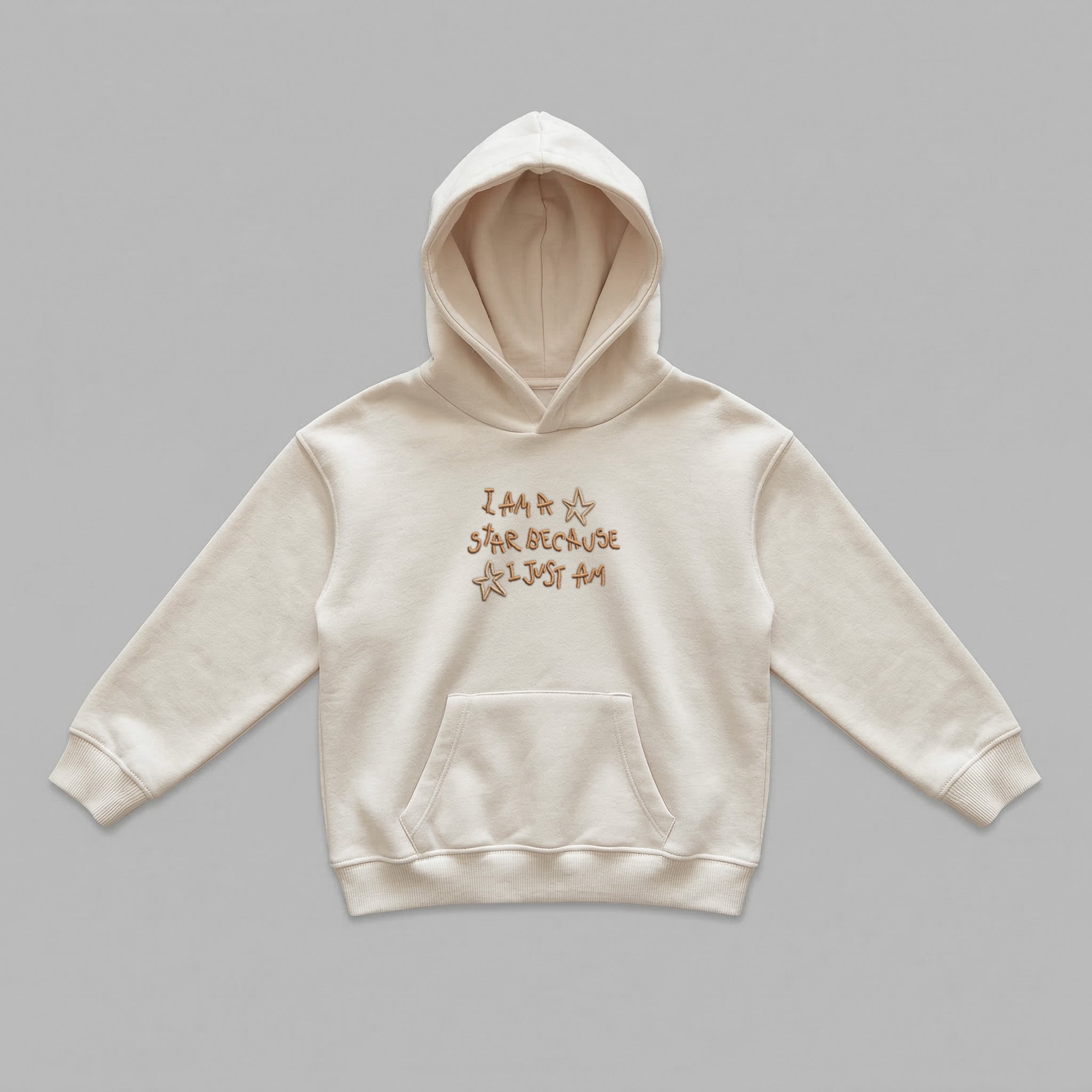 2-7 yaş arası çocuklar için ekru renkli, premium oversize kapüşonlu sweatshirt. Göğüs kısmında yüksek kalite Alman nakış işçiliğiyle hazırlanan yıldız detaylı 'I AM A STAR BECAUSE I JUST AM' tasarımı yer alır. %100 pamuklu, Oeko-Tex sertifikalı ağır gramajlı (heavyweight) tok kumaşı, soğuk günlerde rüzgarı keserken cilde nefes aldırır. Geniş kanguru cebi ve esnek manşetleri çocuklara oyun oynarken maksimum konfor ve hareket özgürlüğü sunar.