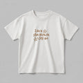 2-7 yaş arası çocuklar için tasarlanmış ekru renkli, premium oversize tişört. Üzerindeki iddialı ve eğlenceli 'I AM A STAR BECAUSE I JUST AM' yazısı yıldız figürleriyle birlikte yüksek kaliteli Alman nakış işçiliği kullanılarak işlenmiştir. %100 pamuklu, Oeko-Tex belgeli tok kumaşı sayesinde dayanıklı bir duruş sergilerken teni yumuşacık sarar. Esnek yaka ribanası ve dökümlü kesimi sayesinde hareketli çocuklara gün boyu ideal konforu ve stili bir arada sunar.
