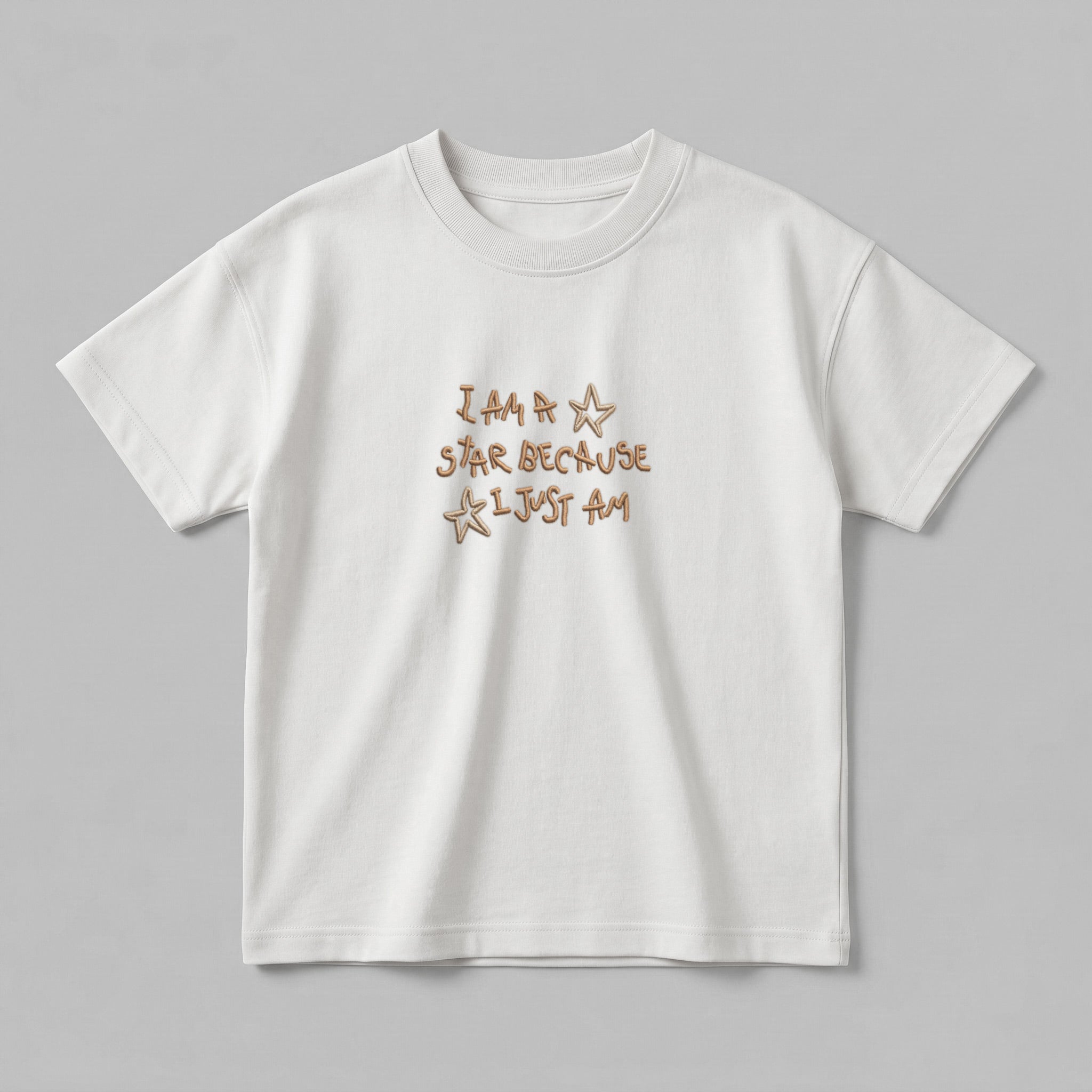 2-7 yaş arası çocuklar için tasarlanmış ekru renkli, premium oversize tişört. Üzerindeki iddialı ve eğlenceli 'I AM A STAR BECAUSE I JUST AM' yazısı yıldız figürleriyle birlikte yüksek kaliteli Alman nakış işçiliği kullanılarak işlenmiştir. %100 pamuklu, Oeko-Tex belgeli tok kumaşı sayesinde dayanıklı bir duruş sergilerken teni yumuşacık sarar. Esnek yaka ribanası ve dökümlü kesimi sayesinde hareketli çocuklara gün boyu ideal konforu ve stili bir arada sunar.