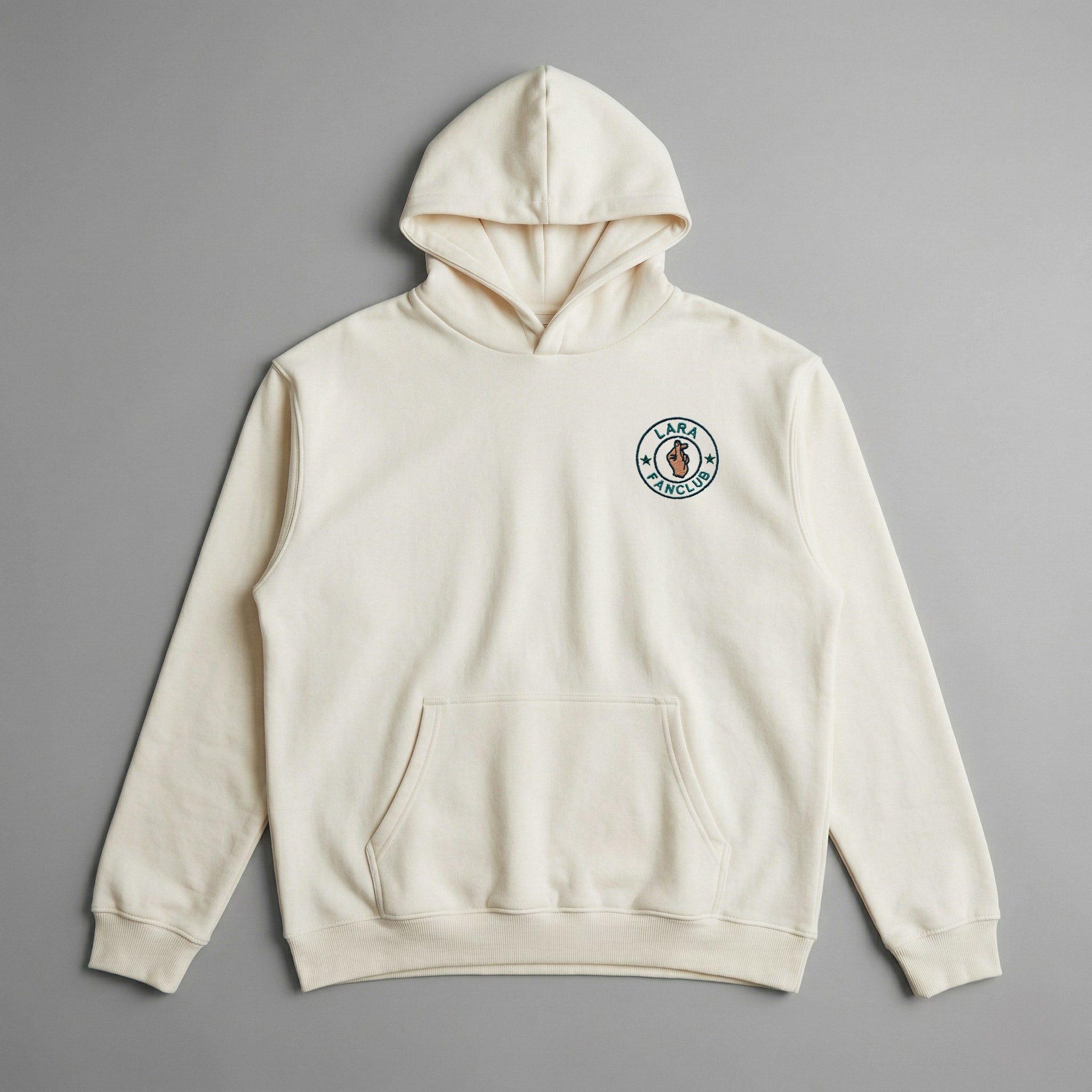 Ekru renkli, isme özel tasarlanabilen premium oversize kapüşonlu sweatshirt. Göğsündeki dairesel Alman nakış işlemesine kendi isminizi veya istediğiniz bir kelimeyi (maks. 8 karakter) yazdırarak özelleştirebilirsiniz. Oeko-Tex sertifikalı %100 pamuklu tok heavyweight kumaşı, soğuk günlerde sıcak tutarken cilde nefes aldırır. Kişiselleştirilmiş, uzun ömürlü ve şık bir hediye arayanlar için idealdir.