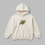 Özelleştirme platformunda kullanılan ekru renkli çocuk kapüşonlu sweatshirt önizleme tabanı. Eğlenceli gezegen nakışının altına çocuğunuzun ismini ekleyerek canlı şablon üzerinden kişiye özel tasarımınızı oluşturabilirsiniz. 2-7 yaş arası için uygun Oeko-Tex belgeli tok pamuklu kumaşı minikleri kışın sıcacık tutar. Dayanıklı ve anlamlı bir hediye arayan ebeveynler için harika bir kişiselleştirme deneyimi sunar.