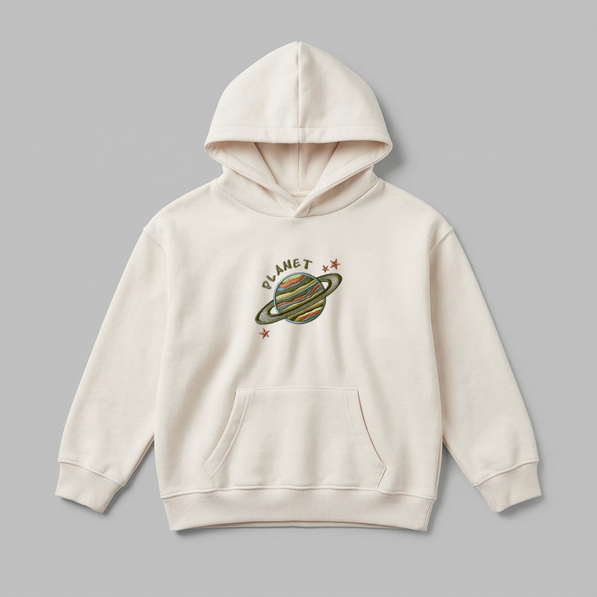 Özelleştirme platformunda kullanılan ekru renkli çocuk kapüşonlu sweatshirt önizleme tabanı. Eğlenceli gezegen nakışının altına çocuğunuzun ismini ekleyerek canlı şablon üzerinden kişiye özel tasarımınızı oluşturabilirsiniz. 2-7 yaş arası için uygun Oeko-Tex belgeli tok pamuklu kumaşı minikleri kışın sıcacık tutar. Dayanıklı ve anlamlı bir hediye arayan ebeveynler için harika bir kişiselleştirme deneyimi sunar.