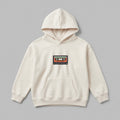 Ekru renkli, dört mevsim kullanıma uygun, nefes alan pamuklu kumaştan üretilmiş kapüşonlu çocuk sweatshirt. Göğüs kısmında 70'ler ve 80'lerin ruhunu yansıtan, cross stitch tekniğiyle işlenmiş pixel art temalı nostaljik kaset (Mix Tape) nakışı yer alır. Tasarıma isim ekleterek ürünü tamamen kişiselleştirebilirsiniz. Birinci sınıf Alman nakış ipliği ile işlenen bu özel tasarım, çocuklara gün boyu konfor sağlayan premium bir seçenektir.