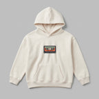 Ekru renkli, dört mevsim kullanıma uygun, nefes alan pamuklu kumaştan üretilmiş kapüşonlu çocuk sweatshirt. Göğüs kısmında 70'ler ve 80'lerin ruhunu yansıtan, cross stitch tekniğiyle işlenmiş pixel art temalı nostaljik kaset (Mix Tape) nakışı yer alır. Tasarıma isim ekleterek ürünü tamamen kişiselleştirebilirsiniz. Birinci sınıf Alman nakış ipliği ile işlenen bu özel tasarım, çocuklara gün boyu konfor sağlayan premium bir seçenektir.