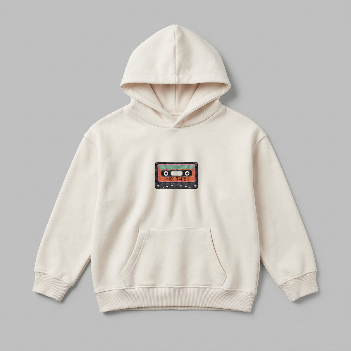 Ekru renkli, dört mevsim kullanıma uygun, nefes alan pamuklu kumaştan üretilmiş kapüşonlu çocuk sweatshirt. Göğüs kısmında 70'ler ve 80'lerin ruhunu yansıtan, cross stitch tekniğiyle işlenmiş pixel art temalı nostaljik kaset (Mix Tape) nakışı yer alır. Tasarıma isim ekleterek ürünü tamamen kişiselleştirebilirsiniz. Birinci sınıf Alman nakış ipliği ile işlenen bu özel tasarım, çocuklara gün boyu konfor sağlayan premium bir seçenektir.
