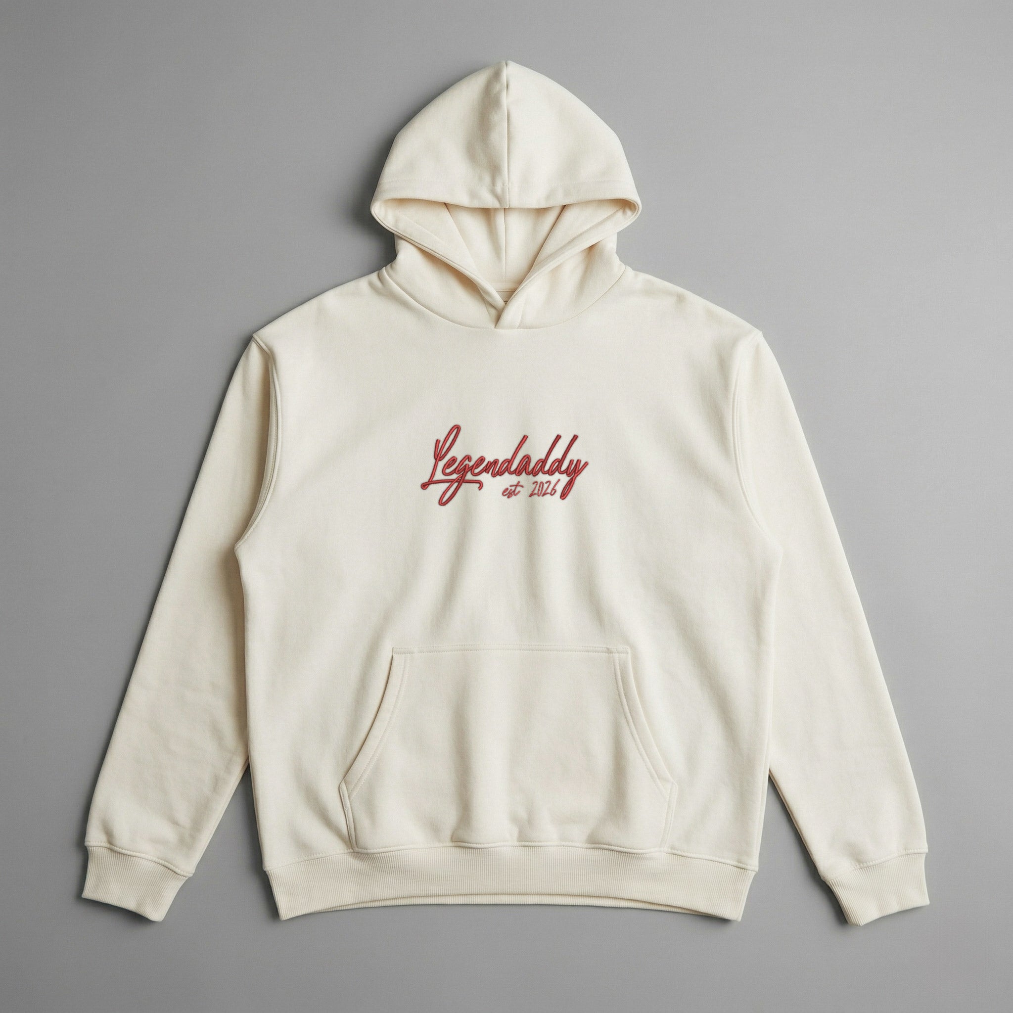 Yetişkinler için ekru renkli, premium oversize kapüşonlu sweatshirt kapak görseli. Göğüsteki "Legendaddy" ve "est 2026" yazıları yüksek kalite Alman nakış işlemesidir. Bu model, Easify Option Set ile isme veya baba olunulan yıla göre tamamen özelleştirilebilir. Oeko-Tex sertifikalı heavyweight kumaşı, soğuk günlerde yumuşacık dokusuyla sıcak tutar. Kanguru cebi ve esnek ribana manşetleri gün boyu konfor sunar.