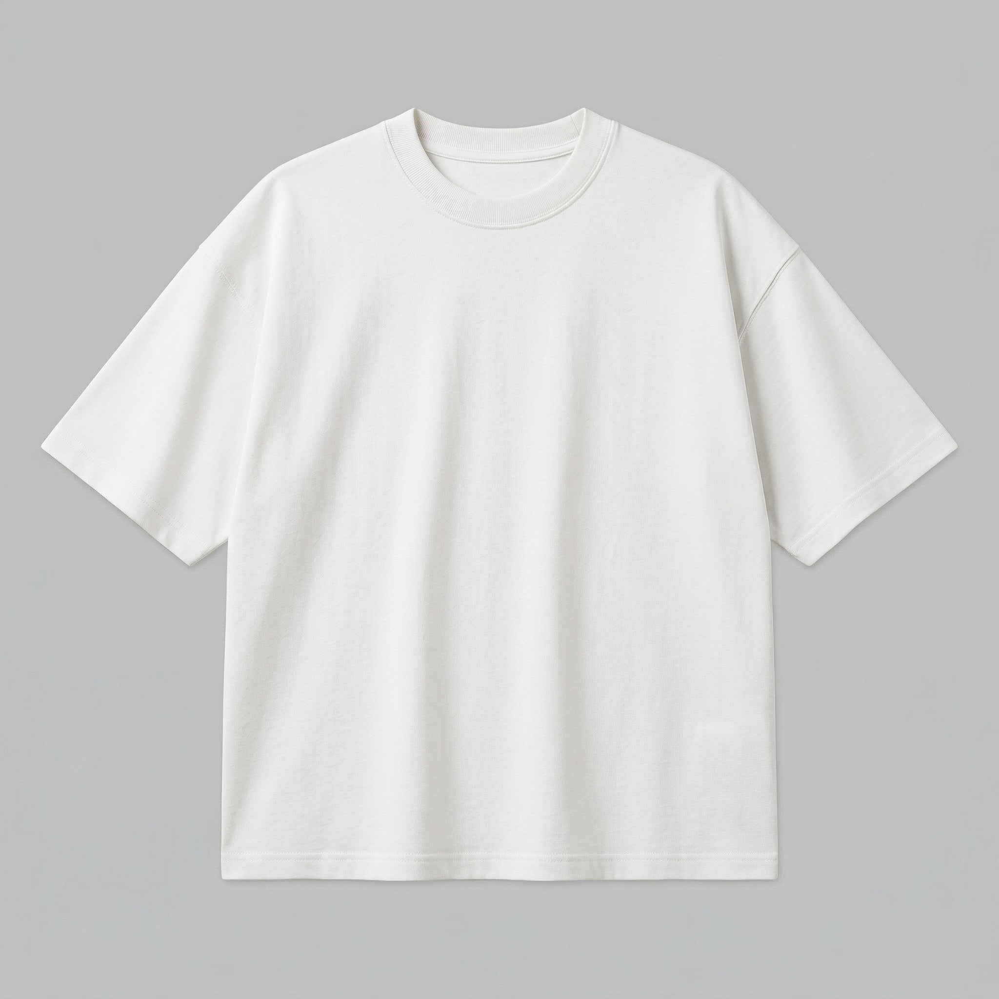 Kişiye özel "Momazing" tasarım sayfasında kullanılan ekru renkli, premium loose fit kesim yetişkin pamuk tişört mockup tabanı. %100 pamuklu heavyweight tok kumaşı formunu korurken, müşterilerin kendi anne olma yılı ve yazı tipi seçimlerini canlı önizleme aracıyla gerçeğe en yakın şekilde görmelerini sağlar. Sağlıklı ve konforlu bir kişiselleştirme deneyimi sunar.