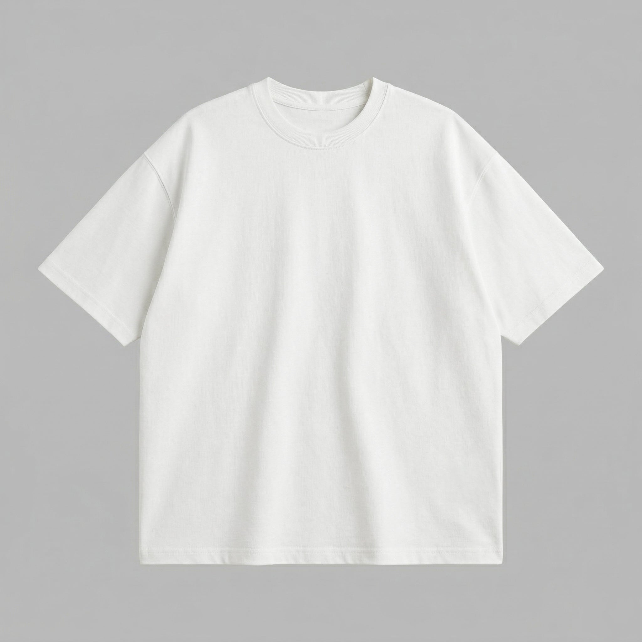 Yetişkinler için ekru renkli, premium loose fit kesim t-shirt mockup görseli. %100 pamuklu, heavyweight tok kumaşı ile formunu korur. Bu boş tasarım, özelleştirme sayfasında Option Set Preview aracıyla müşterilerin kendi 2 satırlık özel yazılarını (toplam 20 karakter) Alman nakış kalitesiyle t-shirt üzerine ekleyerek gerçeğe en yakın şekilde önizlemeleri için bir tabandır. Günlük konfor ve kişisel stil sunar.