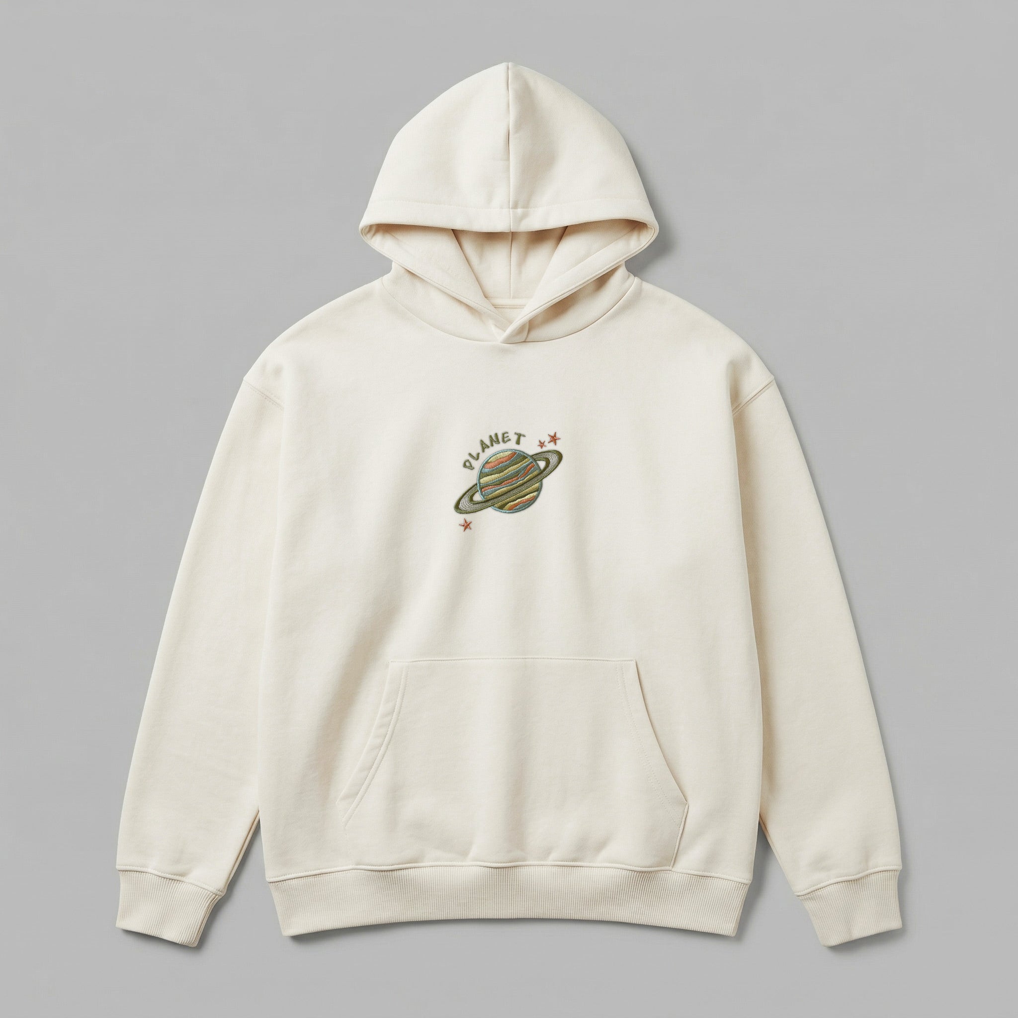 Kişiye özel tasarım platformunda yer alan ekru renkli, premium oversize çocuk kapüşonlu sweatshirt önizleme tabanı. Ebeveynler renkli gezegen ve yıldız işlemeli bu modelin altına diledikleri ismi ekleyerek yüksek kalite Alman nakışıyla özgün bir tasarım yaratabilirler. Oeko-Tex belgeli tok heavyweight kumaşı cilde nefes aldırırken üstün konfor sağlar. Eğlenceli ve sağlıklı bir kişiselleştirilmiş hediye seçeneğidir.