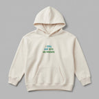 2-7 yaş arası çocuklar için ekru renkli, premium kalitede kapüşonlu sweatshirt. 'I STILL LIVE WITH MY PARENTS' yazılı renkli Alman nakış tasarımıyla eğlenceli bir duruş sergiler. %100 pamuklu, Oeko-Tex sertifikalı heavyweight kumaşı, soğuk günlerde sıcak tutarken yumuşacık dokusuyla cildi terletmez. Oversize kesimi, kanguru cebi ve esnek ribana manşetleri ile çocuklara maksimum hareket özgürlüğü sunar. Türkiye'de üretilen, sağlıklı ve dayanıklı bir çocuk kıyafetidir.