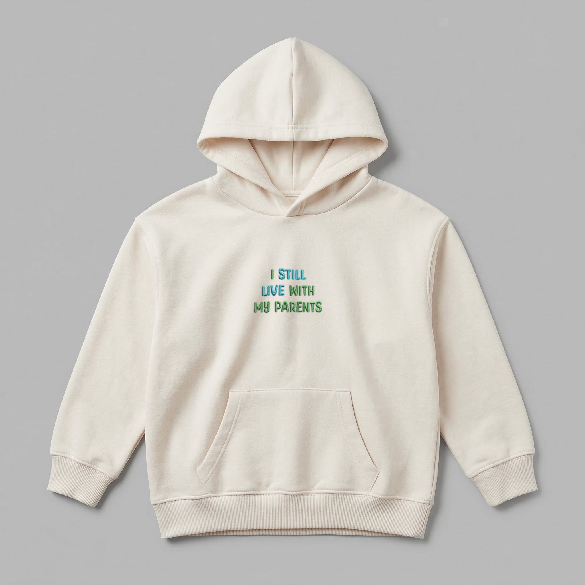 2-7 yaş arası çocuklar için ekru renkli, premium kalitede kapüşonlu sweatshirt. 'I STILL LIVE WITH MY PARENTS' yazılı renkli Alman nakış tasarımıyla eğlenceli bir duruş sergiler. %100 pamuklu, Oeko-Tex sertifikalı heavyweight kumaşı, soğuk günlerde sıcak tutarken yumuşacık dokusuyla cildi terletmez. Oversize kesimi, kanguru cebi ve esnek ribana manşetleri ile çocuklara maksimum hareket özgürlüğü sunar. Türkiye'de üretilen, sağlıklı ve dayanıklı bir çocuk kıyafetidir.